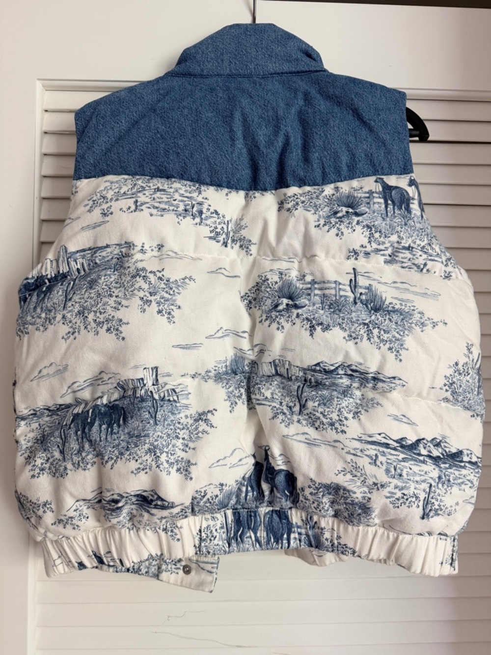 Levi's Blue and White Scenic Print Toille Quilted Puffer Vest - Picture 3 of 3